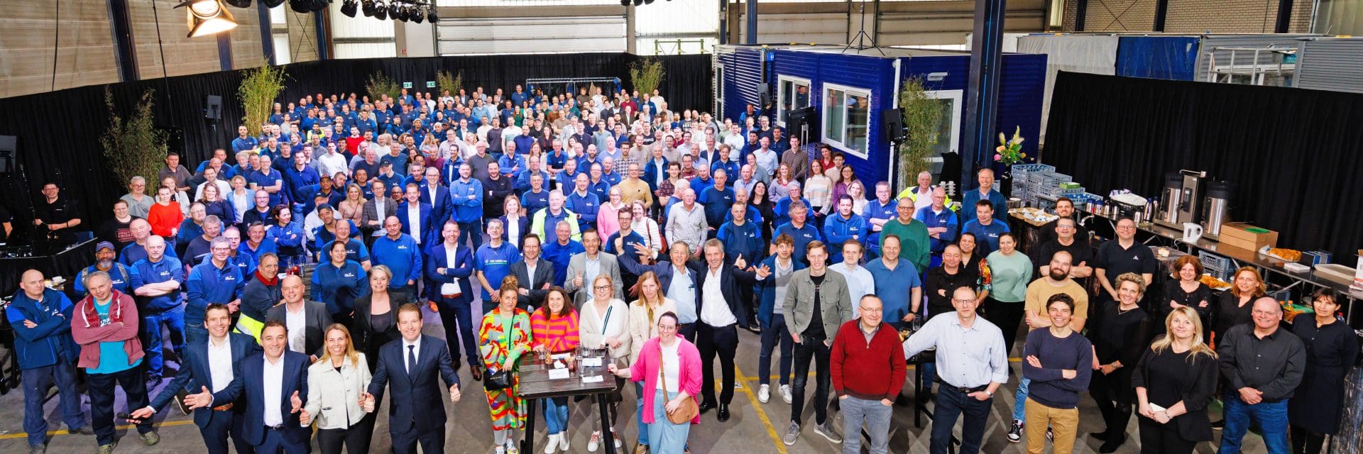 VDL Groepsfoto directie en personeel De Meeuw Oirschot Foto: Bram Saeys
